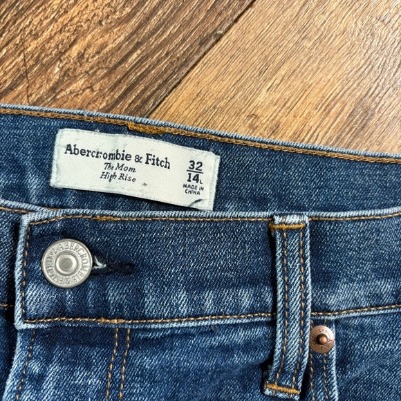 Abercrombie & Fitch “The Mom High Rise” - Picture 4 of 6